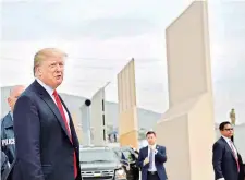  ?? AFP ?? Donald Trump visita el prototipo del muro, el 13 de marzo en California.