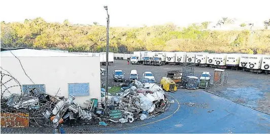  ?? Picture: TYLER RIDDIN ?? TO BE REMOVED: Although junk is still piled high outside the scrapyard in Magnolia Street, Braelyn, the business is now closed.