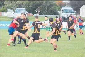  ??  ?? DANNEVIRKE’S Nigel Walsh feeds Thomas Kuggeleijn with Trent Conway in support.