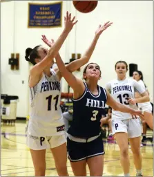  ?? AUSTIN HERTZOG - MEDIANEWS GROUP ?? Perkiomen School’s Pearl Bixler (11) and Hill School’s Courtney Bodolus battle for a rebound in the first half Wednesday.