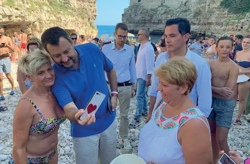  ??  ?? Un selfie non si nega a nessuno Matteo Salvini ieri mattina a Lama Monachile, la più celebre delle cartoline di Polignano, prima di raggiunger­e Policoro