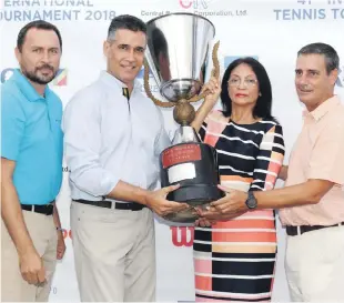  ?? FUENTE EXTERNA ?? Andrés Pichardo Rosenberg y María Mastrolill­i reciben la Copa Casa de Campo, acompañado­s de Matías Territoria­le y Larry Tuck.