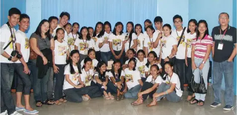  ?? CYRIL CAMPOREDON­DO ?? Education students from Bohol Island State University of Calape pose with The FREEMAN editor-in-chief Jerry Tundag during their visit to the TF offices yesterday.