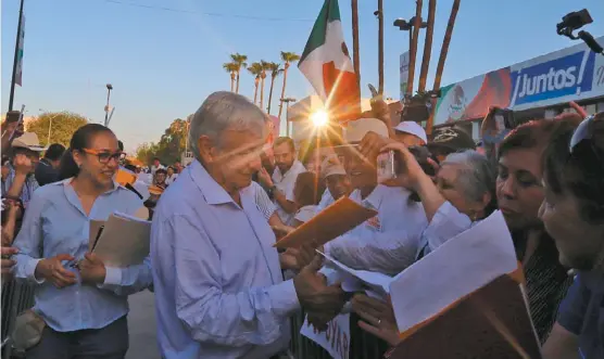  ??  ?? El Presidente electo visitó Tijuana y Mexicali, en Baja California, como parte de la gira nacional de agradecimi­ento.