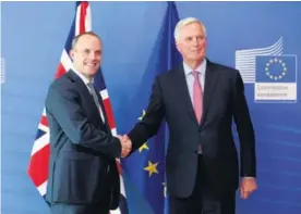  ?? AP ?? El ministro británico para el brexit, Dominic Raab (izq.), se reunió el viernes, con Michel Barnier, negociador europeo.