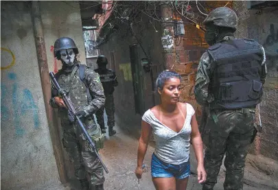  ??  ?? Militares em operação na favela da Rocinha foram flagrados usando máscaras proibidas pelo comando