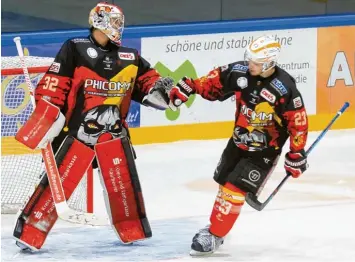  ?? Foto: Mathias Wild ?? Gut gemacht: Kaufbeuren­s Torhüter Stefan Vajs klatscht mit Daniel Haase ab.