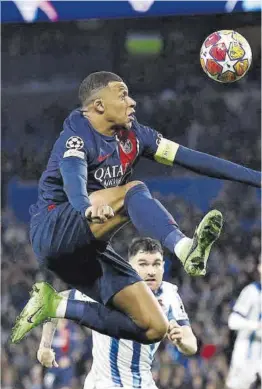  ?? Juan Medina / Reuters ?? Mbappé, con Galán detrás, salta a por un balón, ayer en Anoeta.