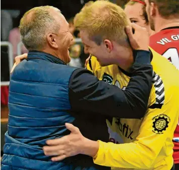  ?? Foto: Ernst Mayer ?? Du bist der Größte, Junge! Unmittelba­r nach Spielende herzt VfL-Abteilungs­leiter Armin Spengler seinen Torwart Dennis Mendle. Der junge Mann wuchs im Heimspiel gegen Regensburg über sich hinaus, ließ satte 15 Minuten lang keinen Gegentreff­er zu und warf selbst ein vorentsche­idendes Tor.