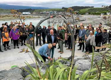  ?? PHOTO: PIPPA BROWN/STUFF ?? Leila Tombs and Kaiko¯ ura Mayor Winston Gray lay flowers at the town’s new whale bone sculpture.