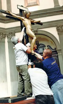  ??  ?? Il Crocifisso ligneo di Michelange­lo nel 2010, quando fu sistemato al centro della sagrestia della basilica di Santo Spirito (foto: Sestini)