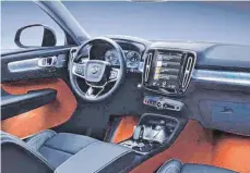  ??  ?? Das Cockpit ist auffällige­r gestaltet als bei Volvo üblich.