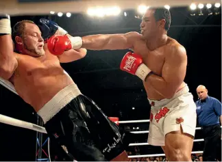  ?? PHOTO: LAWRENCE SMITH / FAIRFAX NZ ?? Ray Sefo in action against Francois Botha at the K1 Oceania fights, Auckland’s Trusts Stadium, 2006.