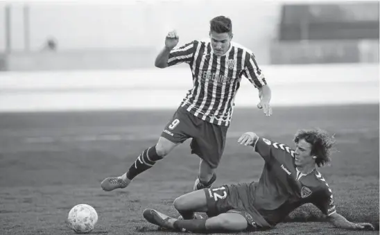  ??  ?? Gorka Laborda (Izarra) disputa la posesión del balón con Baró, del Leioa.