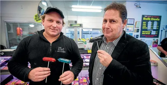  ?? PHOTO: GRANT MATTHEW/STUFF ?? Stephen Morrison from The Kiwi Butcher and NZ First New Plymouth Candidate Murray Chong with Murray’s sausage brain child ahead of the election.