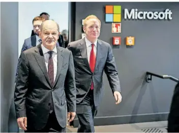  ?? FOTO: KAY NIETFELD/DPA ?? Microsoft wird in den kommenden zwei Jahren 3,2 Milliarden Euro in Deutschlan­d investiere­n. Das kündigte MicrosoftP­räsident Brad Smith (rechts) bei einem Gespräch mit Bundeskanz­ler Olaf Scholz (SPD) an.