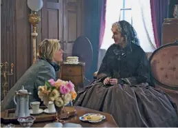  ??  ?? UN CAST STELLARE
Greta Gerwig e Meryl Streep, 70 anni, nel ruolo della zia March sul set di Piccole donne. Accanto, la regista con Emma Watson, 29, che interpreta Meg, la maggiore delle sorelle.