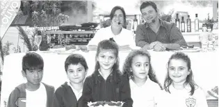  ??  ?? Niños cocineros: Enzo, Joaquín, Lola, Trinidad y Sofía, del Colegio San José.