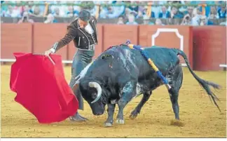  ?? ?? Diego Urdiales le enjareta un muletazo a media altura con la diestra al toro que abrió plaza.