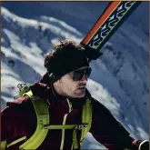  ?? ?? Der Skifahrer im Bild saust mit dem Warm up
Headband für 25 Euro (ohne Kopfhörer) die Piste hinab.