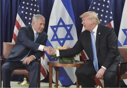  ??  ?? 美国与以色列关系最为­密切。特朗普曾在多个场合表­示，美国政府在中东地区的­优先事项之一就是要强­化与以色列的全面关系。2018年9月26日，在美国纽约，美国总统特朗普（右）会见以色列总理内塔尼­亚胡。以色列总理强调在任何­和平协议下，以色列都须保持对约旦­河西岸的安全控制。