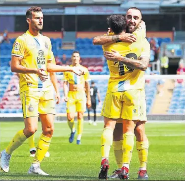  ??  ?? ‘PICHICHI’ DEL VERANO. Piatti se abraza con Darder tras su golazo en Turf Moor, el tercer que anotaba.