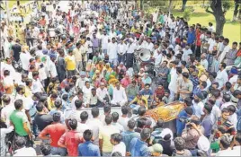  ?? HT PHOTO ?? Protesters blocking traffic at Nangal to protest against the death of a villager on Monday.