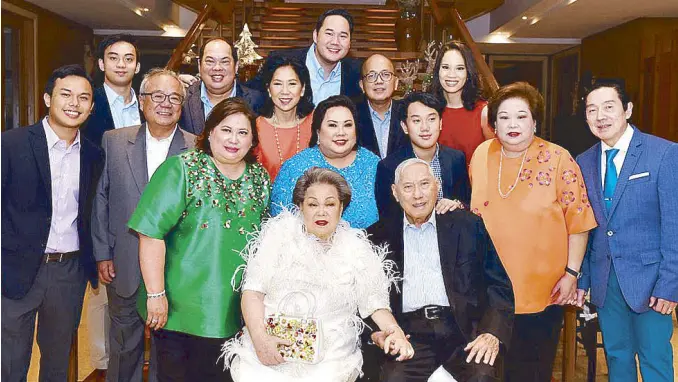  ??  ?? Famille Hechanova: (Seated) Mely and Paing Hechanova, (2nd row) Raissa Posadas, Riana Trajano, Gabe Trajano, Renna, Ed Angeles, (3rd row) Christophe­r Trajano, Monet Posadas, Gina Gabaldon Hechanova, Mon Trajano, Patricia Hechanova, (back) Anthony...