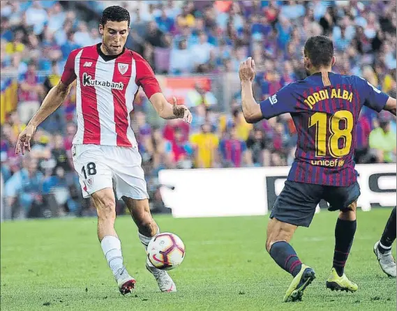  ?? FOTO: MANEL MONTILLA ?? Recorrido De Marcos, que realizó un gran despliegue físico, tuvo la difícil papeleta de frenar de las internadas de Coutinho y fue el autor del único tanto rojiblanco