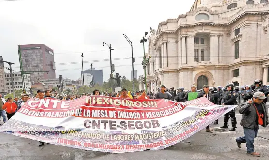  ??  ?? Movilizaci­ón del magisterio disidente en Ciudad de México.