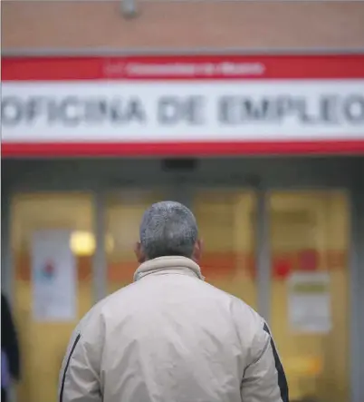  ?? REUTERS ?? Un ciudadano se dirige hacia una oficina pública de empleo.