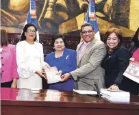  ?? LISTÍN DIARIO ?? Presentaci­ón. Rubén Maldonado entrega la obra a la senadora Cristina Lizardo y a Ligia Amada Melo, entre otras exlegislad­oras.