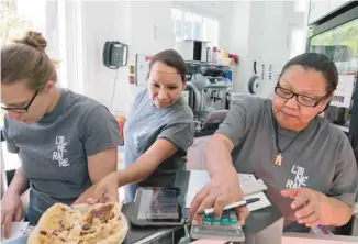  ?? JACQUES NADEAU LE DEVOIR ?? Shirley de Wind et Sarah Alaku doutaient de leurs capacités à travailler lorsqu’elles ont été embauchées par Mélodie Grenier (à gauche), coordonnat­rice du café La Maison Ronde. Leur emploi leur permet de reprendre confiance en elles et de sortir de...