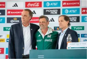  ?? ?? CONFIANZA.
Rodrigo Ares de Parga , Diego Cocca y Jaime Ordiales, en la presentaci­ón del nuevo entrenador nacional.