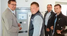  ?? Foto: Manfred Keller ?? Mit Beginn der Freibadesa­ison können Besucher des Krumbacher Stadtbades ihre Badekarten mittels eines neu aufgestell­ten Kassen Automaten lösen. Bürgermeis­ter Hubert Fischer (links) hat die technische Neuerung in Betrieb genommen, begleitet von (weiter...