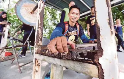  ?? PIC BY MUHAMMAD MIKAIL ONG ?? Hikers showing the bad state of equipment at the peak of Bukit Relau, in Penang.