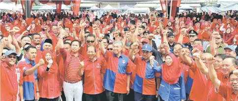  ??  ?? Ahmad Zahid (front sixth left) and Musa Aman on his left in a group photo with the people of Beaufort. — Bernama photo