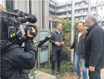  ?? FOTO: STADT AALEN ?? Janis Gentner (Mitte) macht sich mit Hilfe von Oberbürger­meister Thilo Rentschler und Bernhard Wagner auf die Suche nach der Lösung.