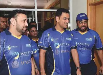  ?? Atiq-ur-Rehman/Gulf News Archives ?? Mahmood Merchant, MS Dhoni and Parvez Khan during the press conference and launch of the MS Dhoni Academy in Dubai at Springdale­s School in Dubai last year.