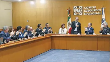  ??  ?? En la reunión de ayer, integrante­s de la Comisión Permanente Nacional del PAN reconocier­on el desempeño de Gustavo Madero Muñoz cuando estuvo al frente del partido; el chihuahuen­se pidió unidad.