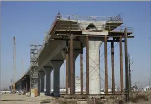  ?? RICH PEDRONCELL­I — THE ASSOCIATED PRESS ?? One of the elevated sections of the high-speed rail is under constructi­on in Fresno in December 2017.