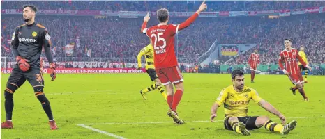  ?? FOTO: IMAGO ?? Ein Bild mit Symbolwert: Bayerns Thomas Müller (Nr. 25) jubelt, Dortmund um Verteidige­r Sokratis am Boden.