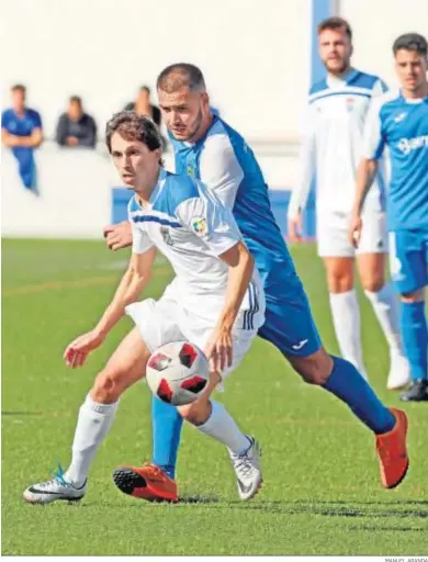  ?? MANUEL ARANDA ?? Alberto Piñero se lleva el balón ante la oposición del guadalcaci­leño Fran Jiménez.