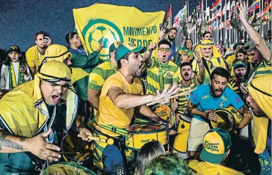  ?? NgèncA eèsgIDe / eFP ?? Membres del multitudin­ari Movimento Verde Amarelo, que representa l’afició brasilera, ahir a Doha (Qatar)