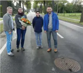  ??  ?? Klaas Blij uit Rijkevorse­l (links) en Ann Janssen van AWV kregen bloemen van ombudsman Bart Weekers (rechts) en zijn Zuiddaghel­per Jorne Tielen.