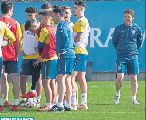  ??  ?? SE ESFUERZAN. Rubi, junto con la plantilla, esta temporada en un entrenamie­nto en Sant Adrià.