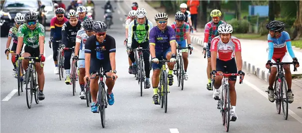  ?? ANGGER BONDAN/JAWA POS ?? BERSEMANGA­T: Awalnya, Samarinda Road Bike Club alias SRBC hanya beranggota empat orang. Mereka memelopori komunitas tersebut karena trek untuk MTB di Samarinda kian sedikit.