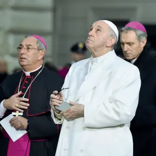  ??  ?? Papa Francesco a Roma durante la cerimonia per l’8 dicembre in piazza di Spagna