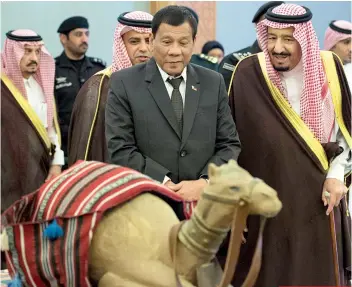  ?? SAUDI PRESS AGENCY VIA ASSOCIATED PRESS ?? DECOROUS. Saudi King Salman (right) and President Rodrigo Duterte look at a model of a camel in Riyadh.