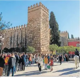  ?? M. G. ?? Turistas esperando para entrar en el Real Alcázar.